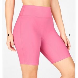 Fabletics Anywhere High-Waisted Short 9'' - size L